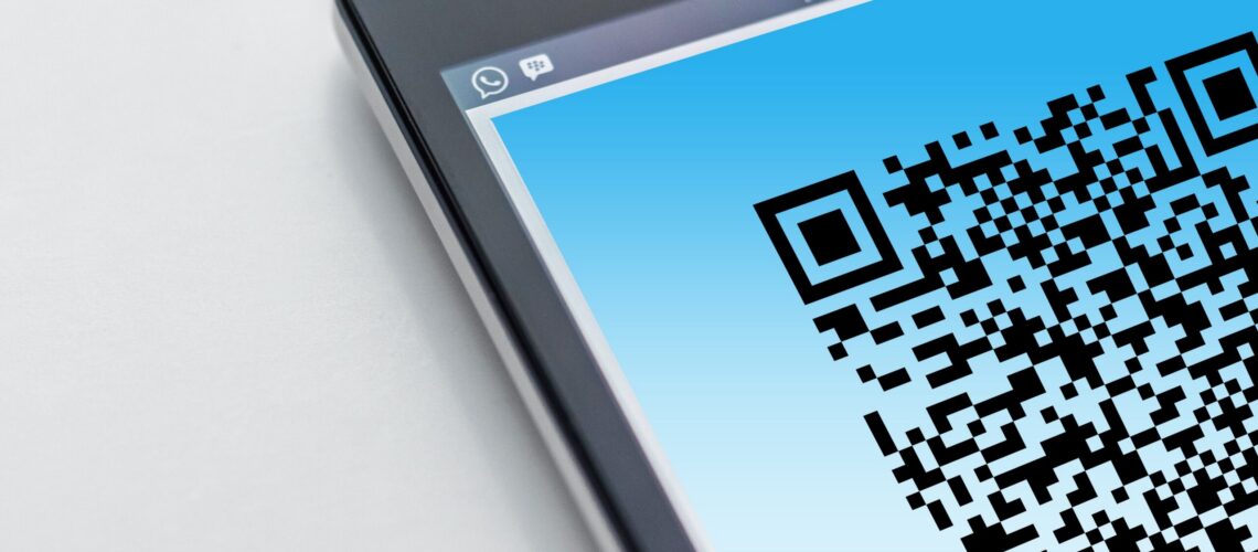 Free High-resolution close-up of a smartphone displaying a QR code on its screen. Stock Photo